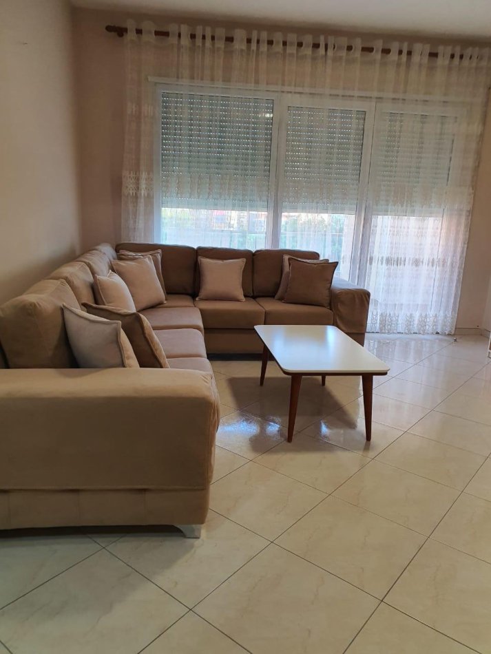 Tirane, jepet me qera apartament 2+1+Ballkon Kati 4, 110 m² 550 € (Rruga e Kavajes , prane hotel Hillton , prane delijorgjit)