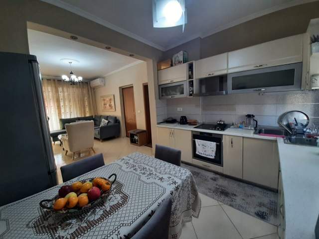 Tirane, jepet me qera apartament 2+1 Kati 3, 80 m² 500 Euro (Rruga e Durresit, prane Kafe Flora)