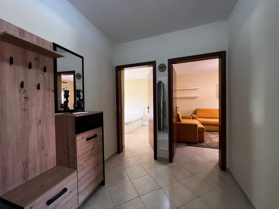 Tirane, jepet me qera apartament 1+1+Ballkon Kati 2, 53 m² 450 € (Brryli)