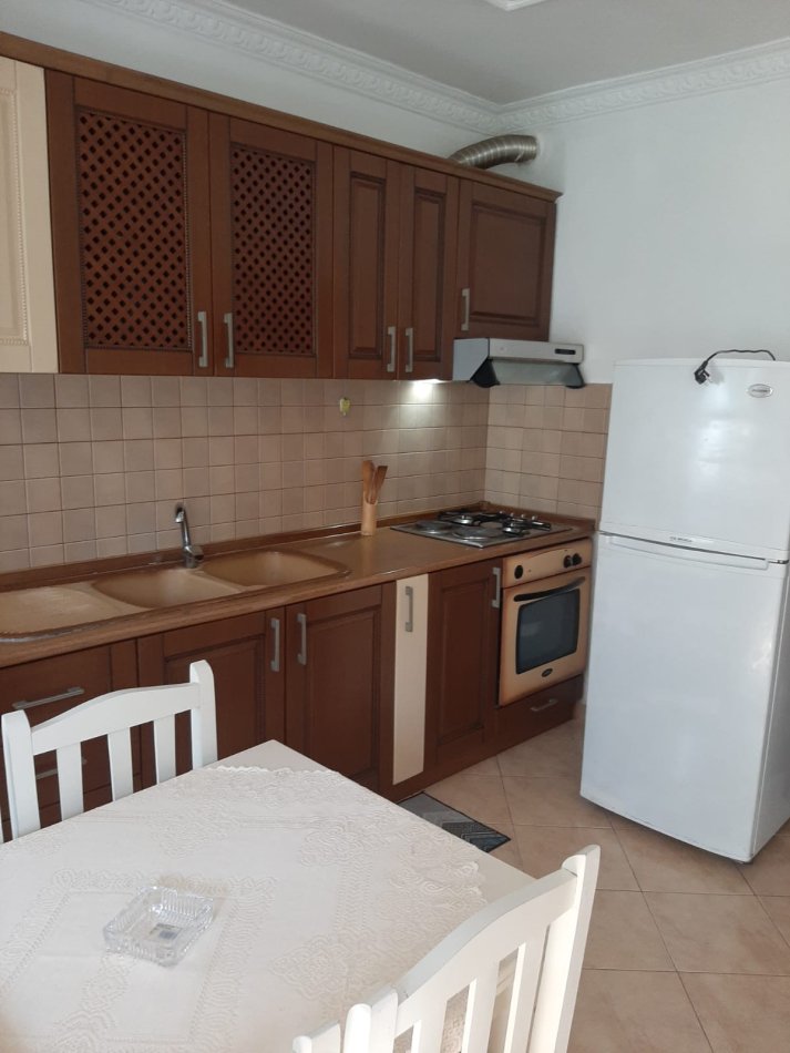 Tirane, jepet me qera apartament 1+1 Kati 1, 66 m² 500 € (Brryli)