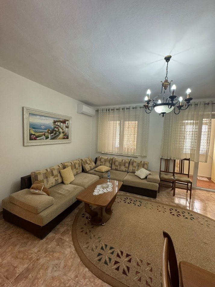 Tirane, jepet me qera apartament 1+1 Kati 1, 80 m² 550 € (Sheshi Wilson)