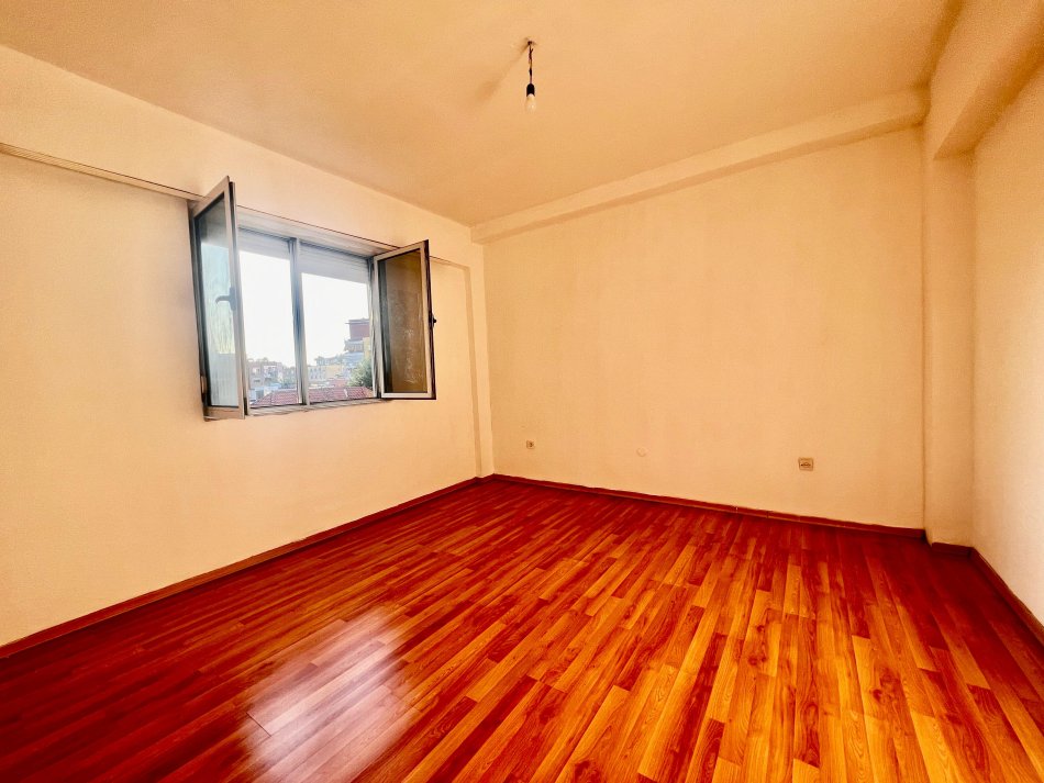 Tirane, shitet apartament 1+1+Ballkon Kati 4, 61 m² 120.000 € (Shkolla Osman Myderizi)