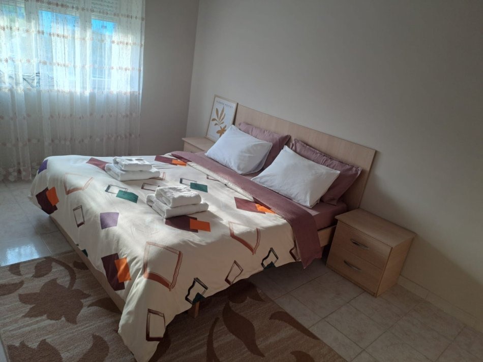 Tirane, jepet me qera apartament 2+1+Ballkon Kati 4, 90 m² 550 € (Pas Delijorgjit)
