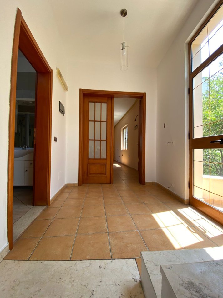 Tirane, jepet me qera Vile 4+1 Kati 1, 270 m² 2.500 € (don bosko)