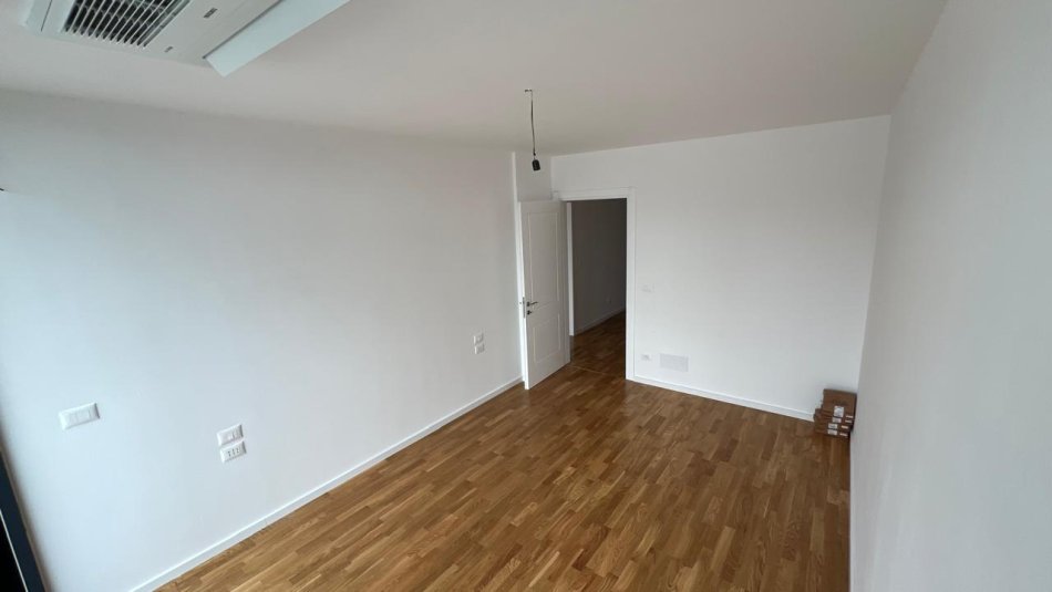 Tirane, jepet me qera ambjent biznesi Kati 7, 126 m² 1.500 € (Liqeni Artificial)