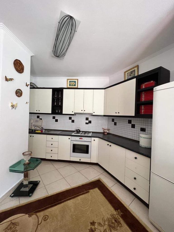 Tirane, jepet me qera apartament 3+1+Ballkon Kati 9, 117 m² 650 € (Astir)