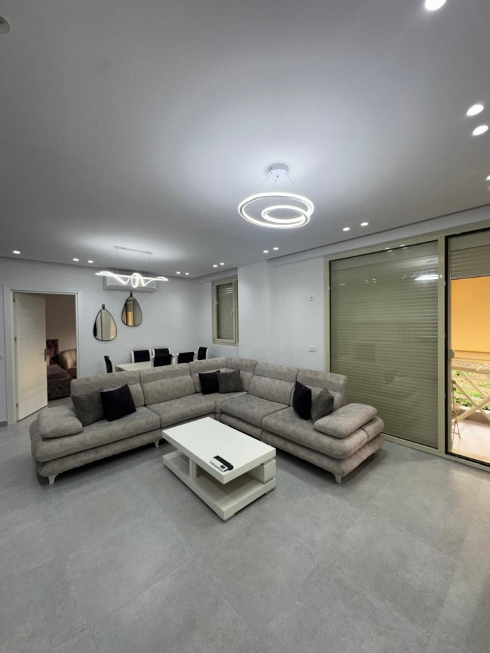 Tirane, jepet me qera apartament 2+1+Ballkon Kati 2, 74 m² 500 € (Shkoze)