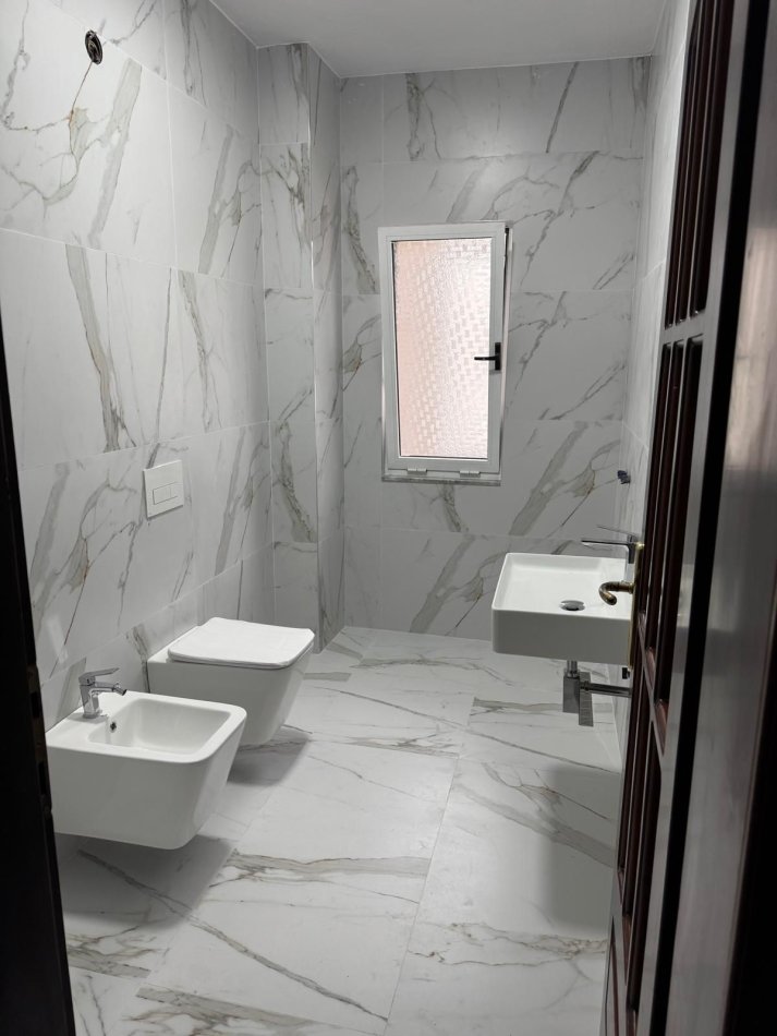 Tirane, jepet me qera zyre Kati 4, 178 m² 1.800 € (Sheshi Willson, Bllok.)