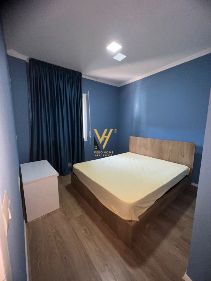 Tirane, jepet me qera apartament 3+1+Ballkon Kati 4, 120 m² 1.000 € (LIQENI I THATE)