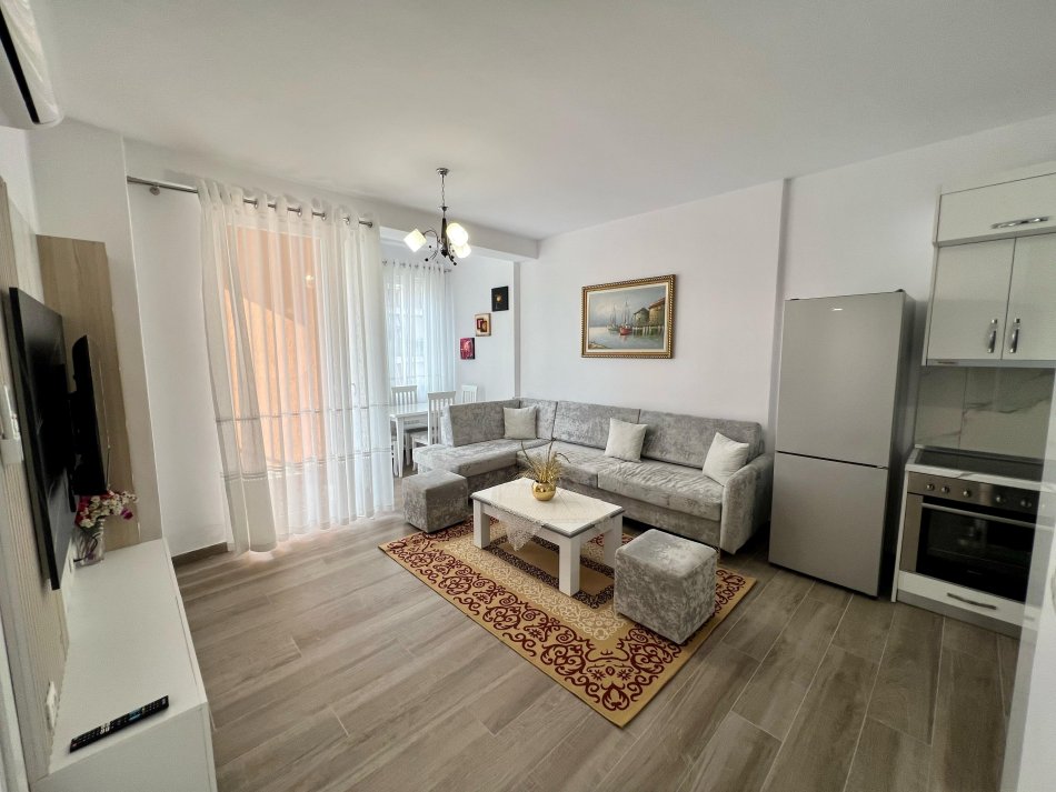 Tirane, jepet me qera 1+1 Kati 5, 75 m² 450 € (rruga 5 maji)