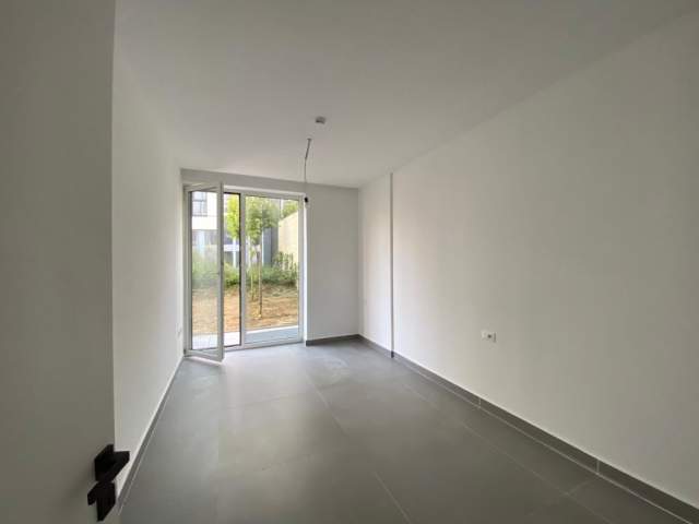 Tirane, jepet me qera apartament duplex 3+1 Kati 0, 175 m² 1.300 Euro (liqeni thate)
