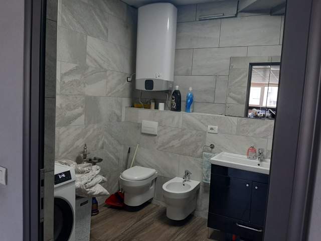 Tirane, jepet me qera ambjent biznesi Kati 5, 330 m² 3.000 Euro
