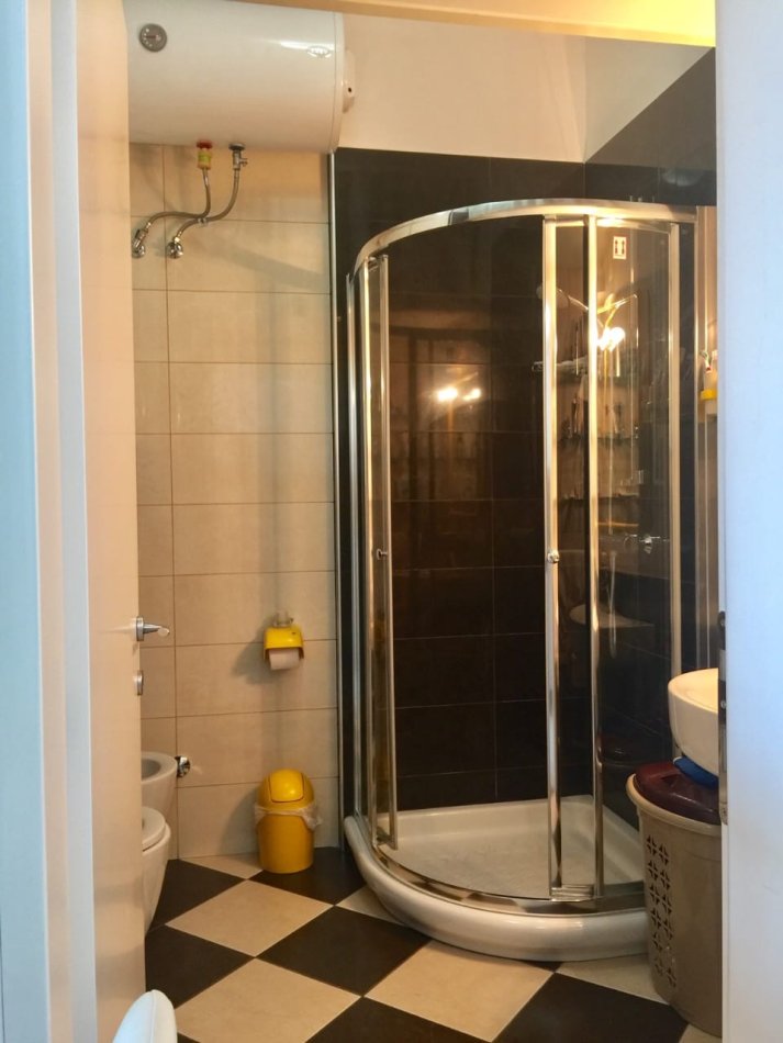 Tirane, jepet me qera apartament 1+1+Ballkon Kati 7, 68 m² 650 € (Rr. E Bogdaneve)