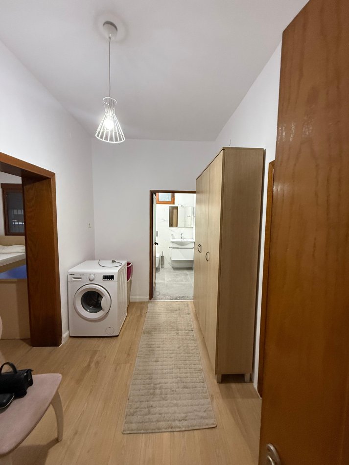 Tirane, jepet me qera apartament 2+1 Kati 1, 70 m² 400 € (selit)
