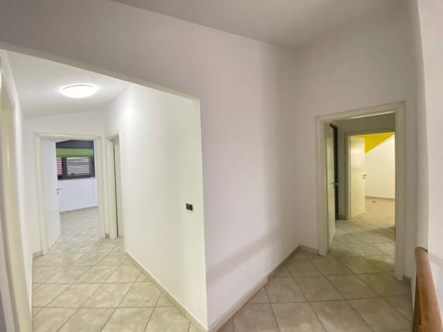 Tirane, jepet me qera Vile 3 Katshe 400 m² 1.800 Euro (Kongresi i  manastirit)