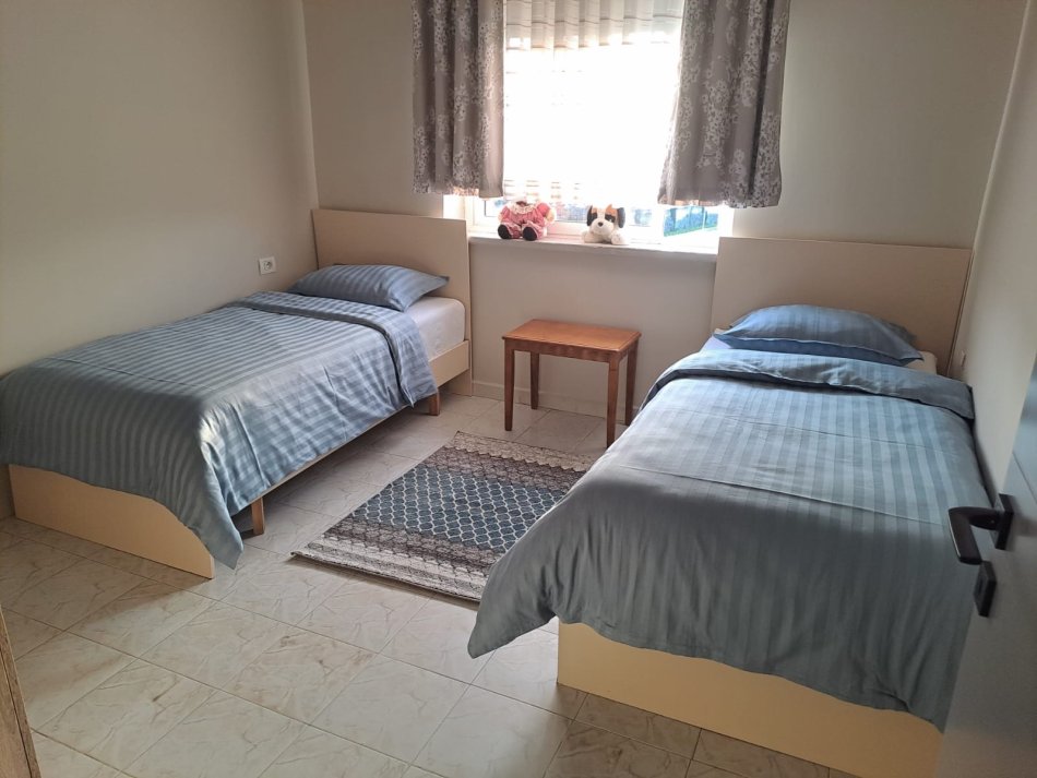 Tirane, jepet me qera apartament 2+1+Ballkon Kati 4, 90 m² 550 € (Pas Delijorgjit)