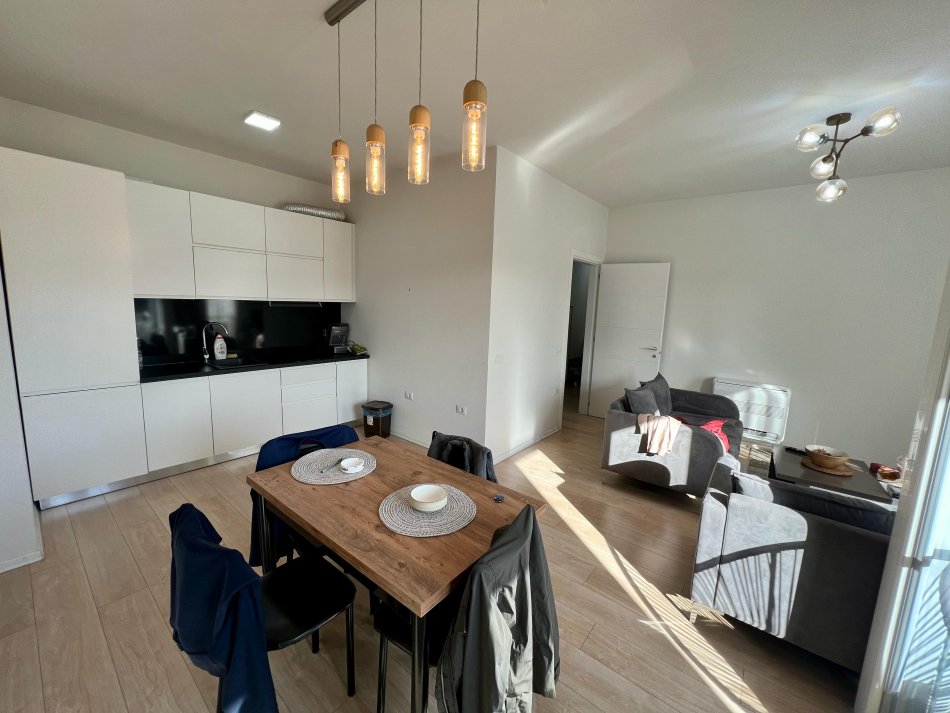 Tirane, jepet me qera 2+1 Kati 4, 100 m² 1.300 € (rruga e kosovareve)