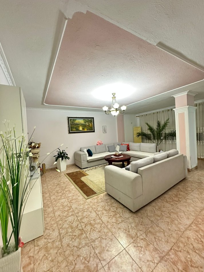 Tirane, jepet me qera apartament 2+1 Kati 9, 125 m² 550 € (rruga e kavajes)
