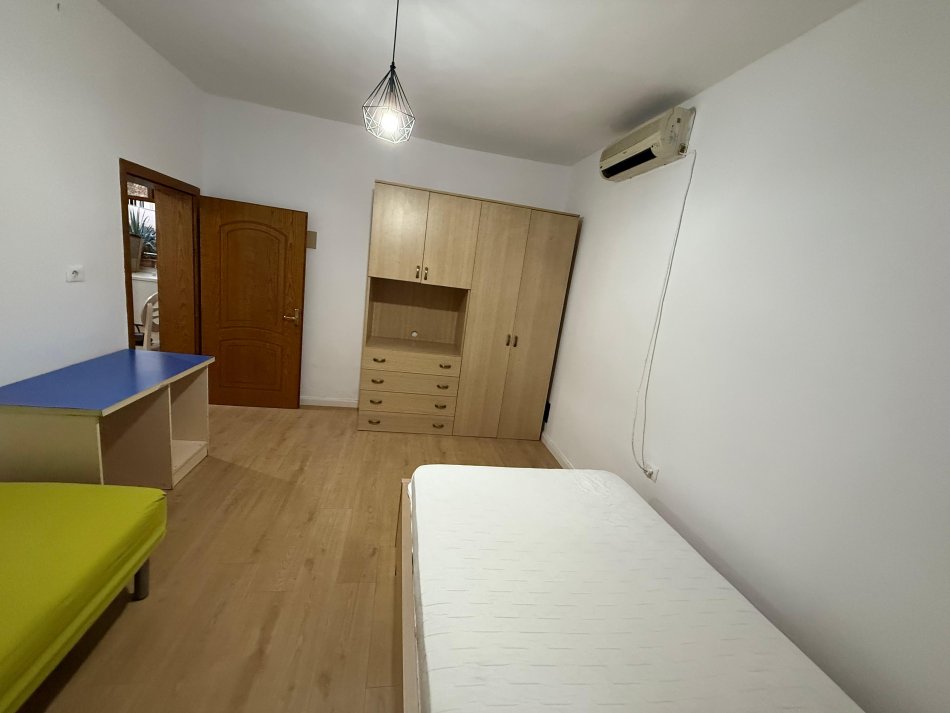 Tirane, jepet me qera apartament 2+1 Kati 1, 70 m² 400 € (selit)