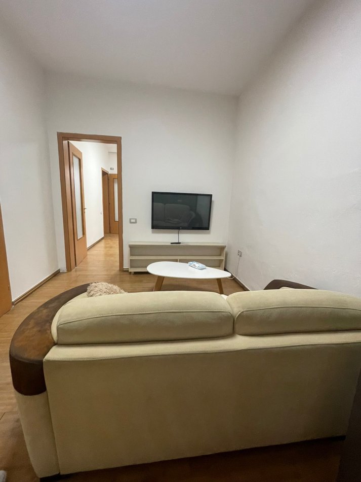 Tirane, jepet me qera apartament 1+1+Ballkon Kati 1, 60 m² 380 € (Rruga Rexhep Jella)