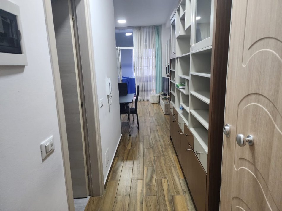 Tirane, jepet me qera apartament 1+1 Kati 2, 60 m² 600 € (Komuna parisit)