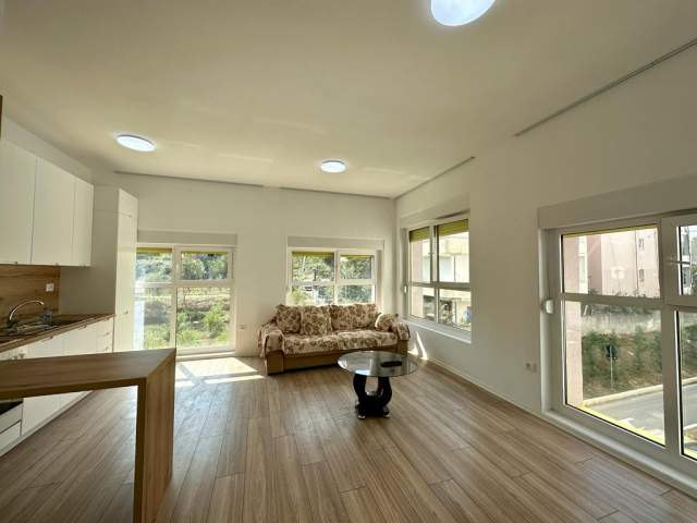 Tirane, jepet me qera apartament 2+1 Kati 4, 92 m² 400 Euro (mangalem 21)