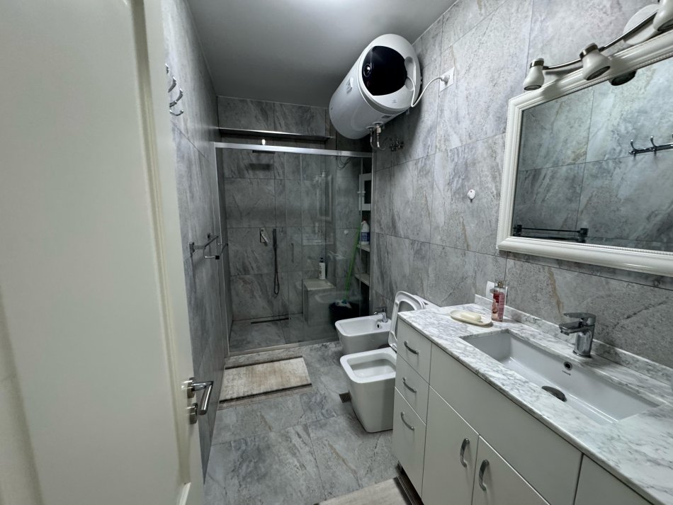 Tirane, jepet me qera apartament 2+1 , 1.000 m² 1.000 € (selvia)