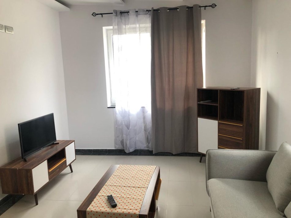 Tirane, jepet me qera apartament 2+1+Ballkon Kati 2, 65 m² 500 € (Ruga Bardhyl, Brryl)