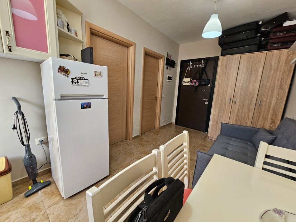 Tirane, jepet me qera apartament 1+1+Ballkon , 350 € 
