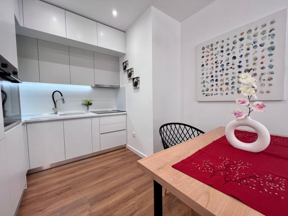Tirane, jepet me qera apartament 2+1 Kati 7, 110 m² 1.000 € (Pazari i Ri)