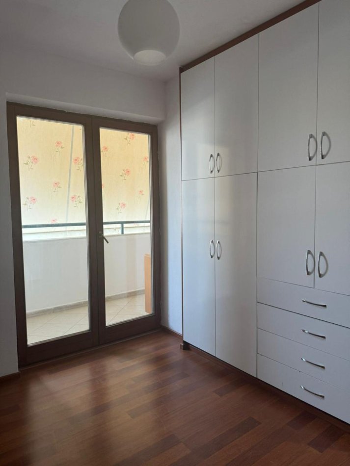 Tirane, jepet me qera apartament 2+1+Ballkon Kati 6, 120 m² 500 € (Bulevardi Zogu i 1 , prane kafe New York)