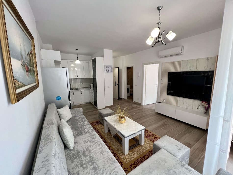 Tirane, jepet me qera 1+1 Kati 5, 75 m² 450 € (rruga 5 maji)