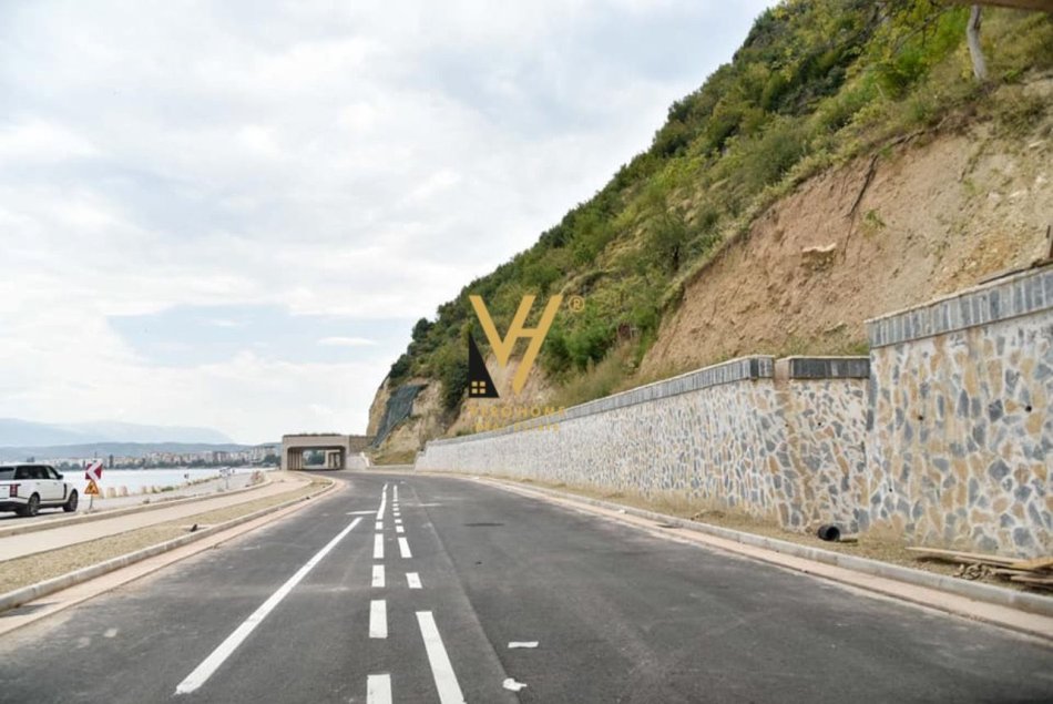Pogradec, shitet truall , 180.000 m² 1.350.000 € (POGRADEC)