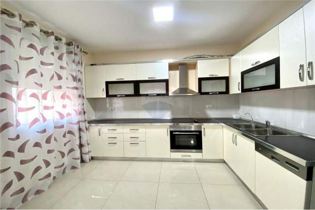 Tirane, jepet me qera apartament 3+1 146 m² 1.500 Euro (Kompleksi Nobis)