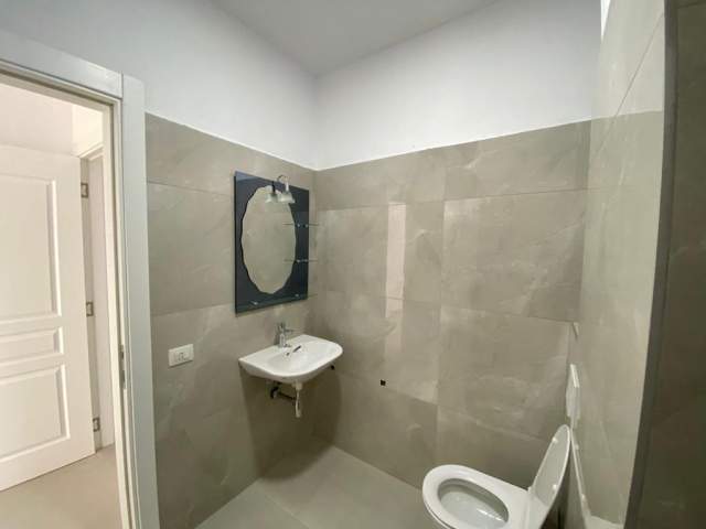 Tirane, jepet me qera apartament 2+1 Kati 5, 105 m² 450 Euro (Spitali nr 5)