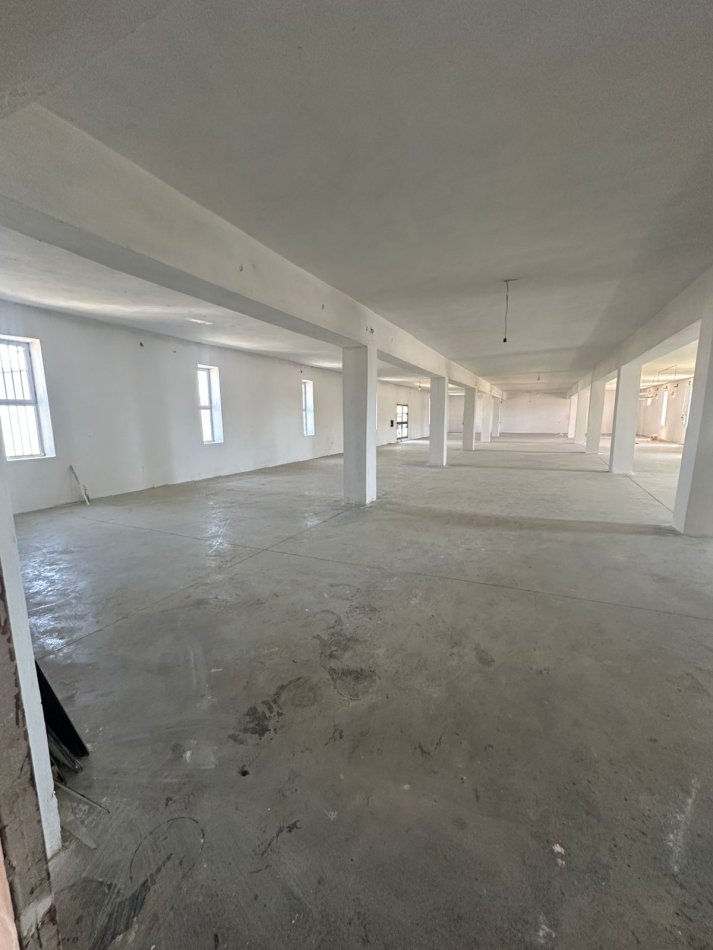 Durres, jepet me qera magazine Kati 1, 635 m² 1.270 € (Prane zyrave te Pascuccit, Shkozet)