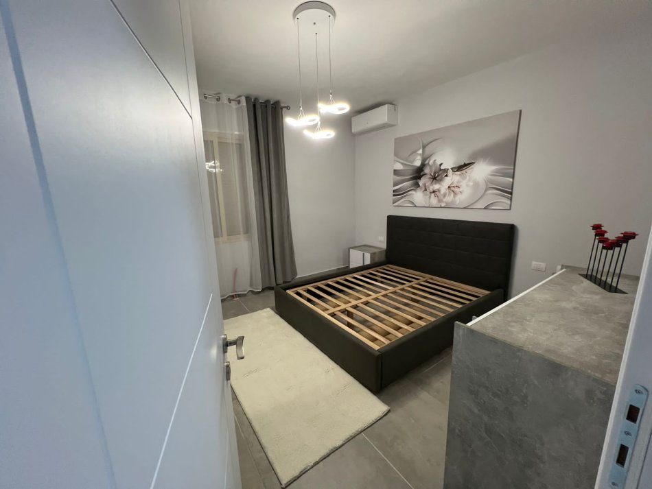 Tirane, jepet me qera apartament 1+1 Kati 4, 72 m² 500 € (rruga Peti)