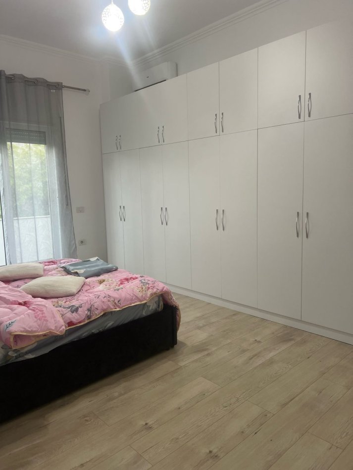 Tirane, jepet me qera 2+1+Ballkon Kati 2, 800 € (liqeni thate)