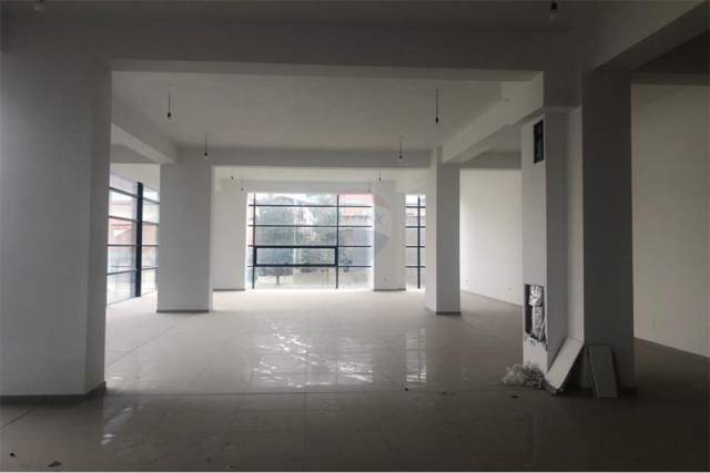 Tirane, jepet me qera ambjent biznesi Kati 1, 254 m² 3.000 Euro (Rruga e Kavajes)
