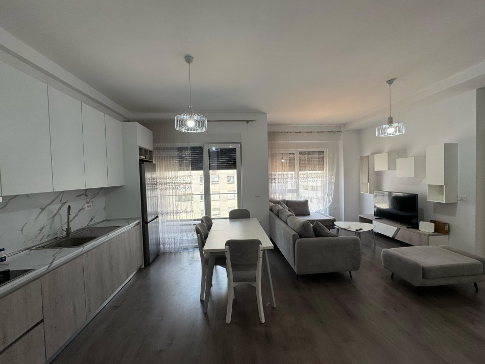 Tirane, jepet me qera apartament 2+1 Kati 4, 90 m² 700 € (21 dhjetori)