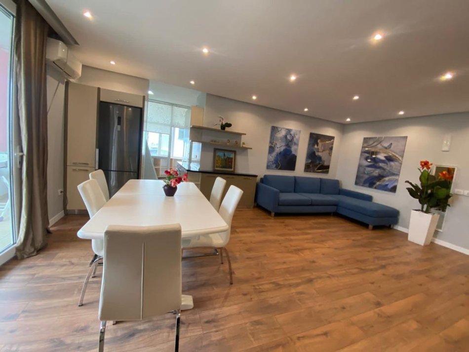 Tirane, jepet me qera super Apartament 2+1 Kati 13, 125 m² 1.100 € (Ish Ekspozita)