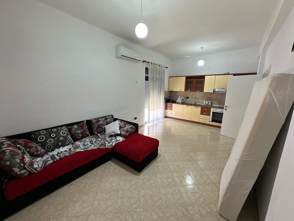 Shqiperi, jepet me qera apartament 1+1 Kati 4, 70 m² 450 € (21 dhjetori)