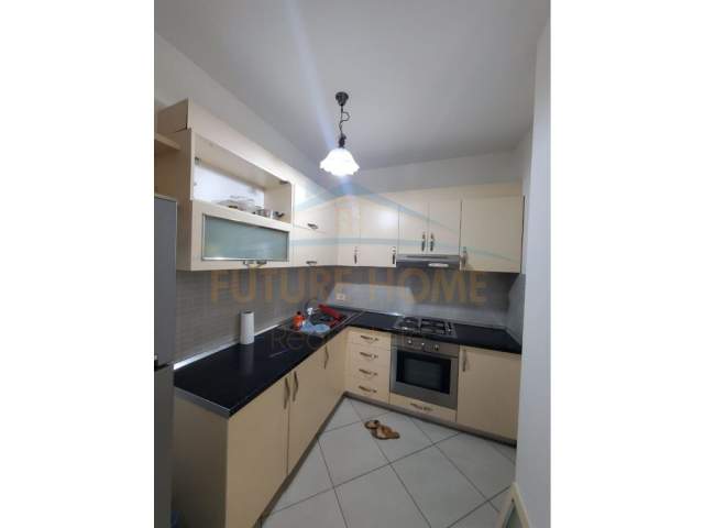 Tirane, jepet me qera apartament 1+1+BLK Kati 4, 70 m² 450 Euro (TRENIT)
