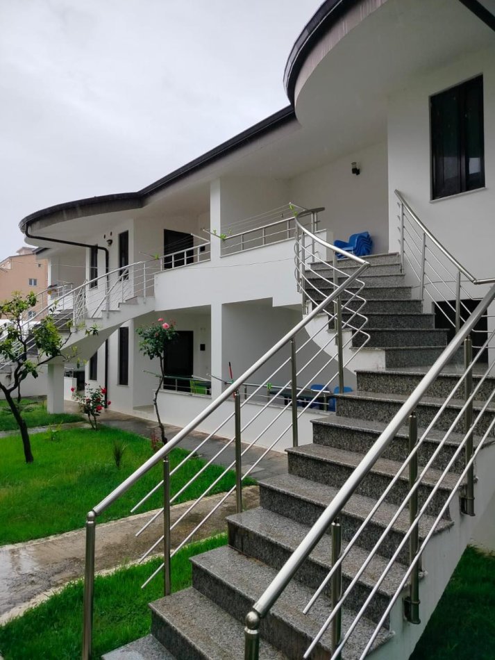 Vilë + 7 Garsionere në shitje, Qerret