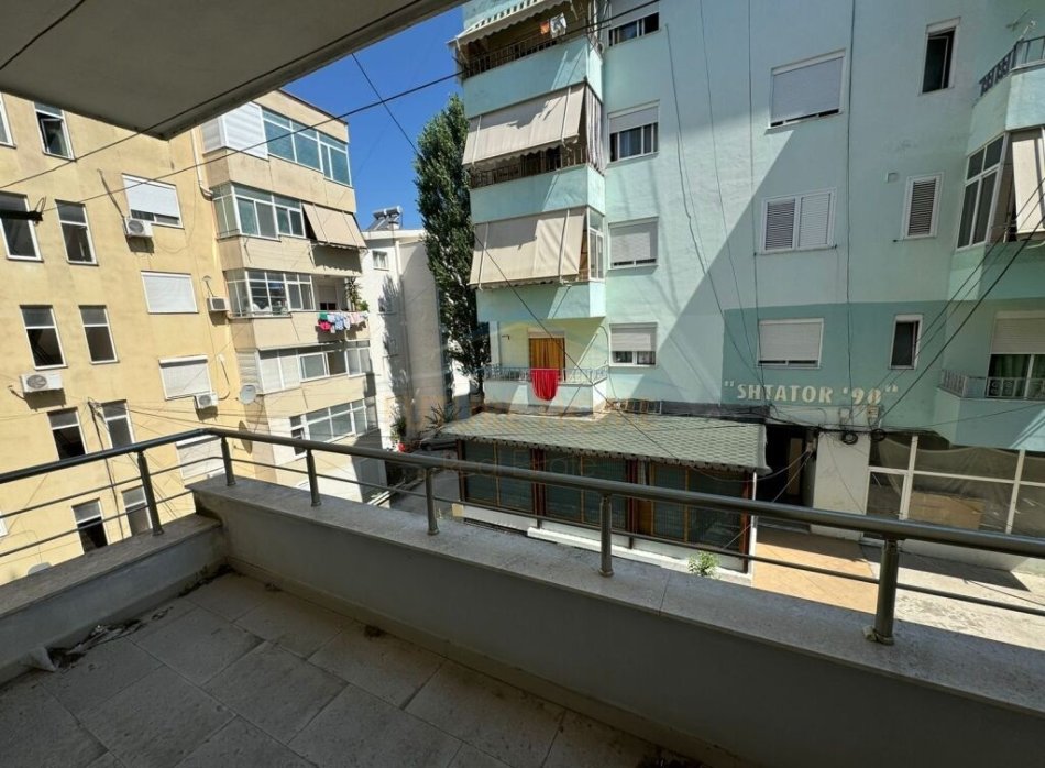 Tirane, shitet apartament 2+1+Ballkon Kati 2, 93 m² 140.000 € (Kodra e Diellit)