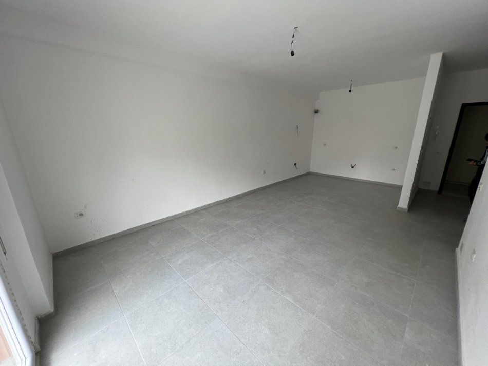 Tirane, jepet me qera apartament 2+1 Kati 4, 83 m² 450 € (rruga 5 maji)
