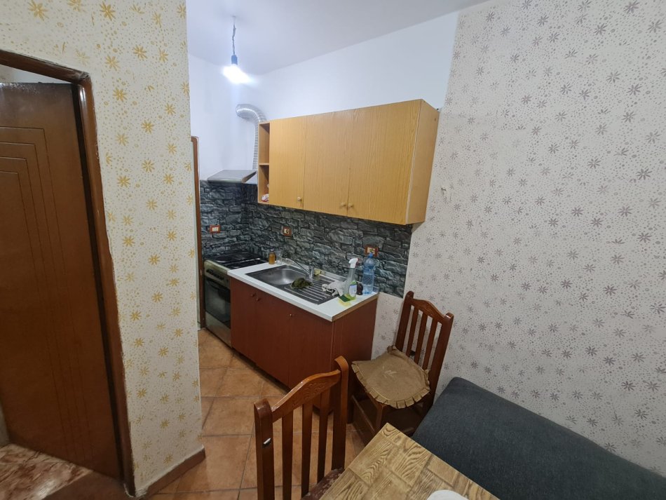 Tirane, jepet me qera apartament 1+1 Kati 1, 50 m² 330 € (QSUT)