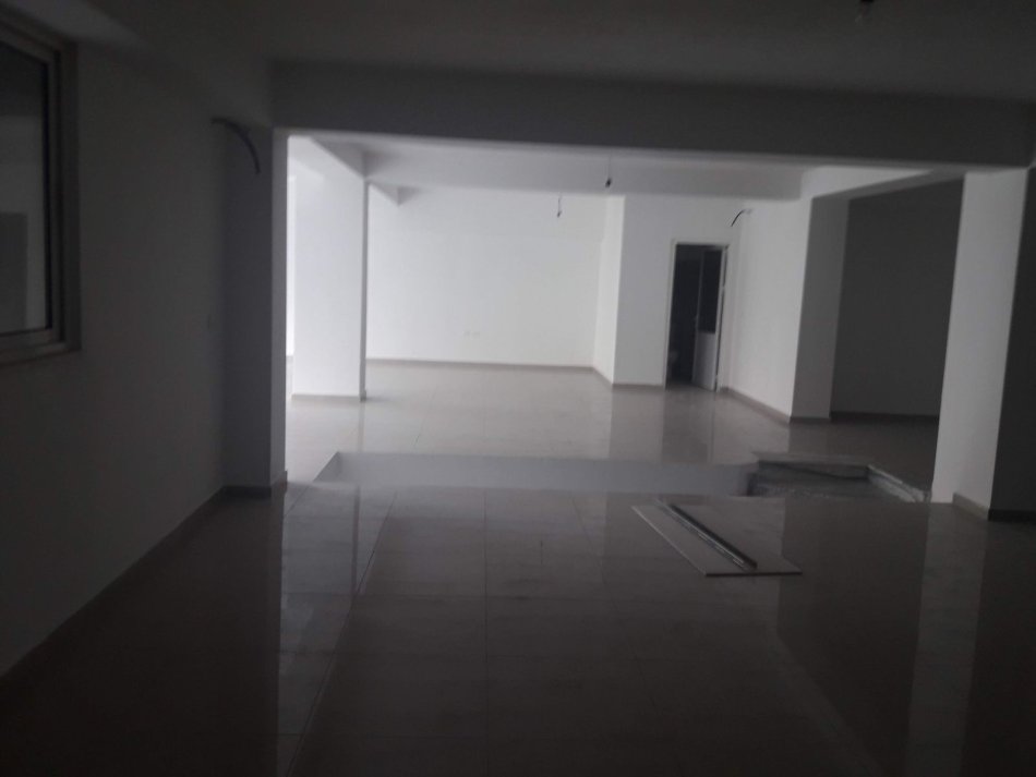 Tirane, jepet me qera ambjent biznesi Kati 3, 170 m² 1,200 € (Ferit Xhejko)