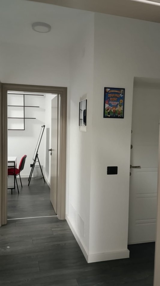 Tirane, jepet me qera zyre Kati 0, 93 m² 800 € (21 Dhjetori)