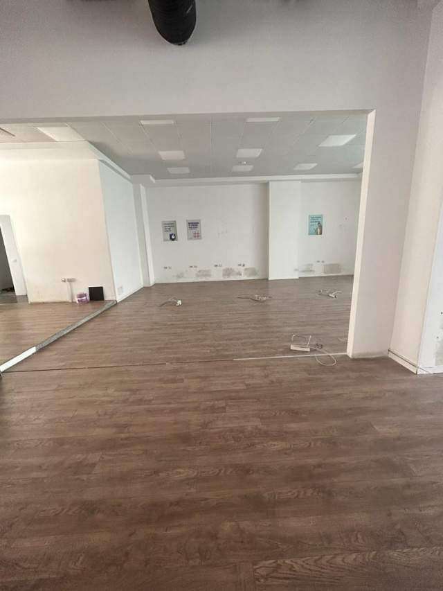 Tirane, jepet me qera ambjent biznesi Kati 0, 300 m², 10 Euro/m2  ne Komume Parisit